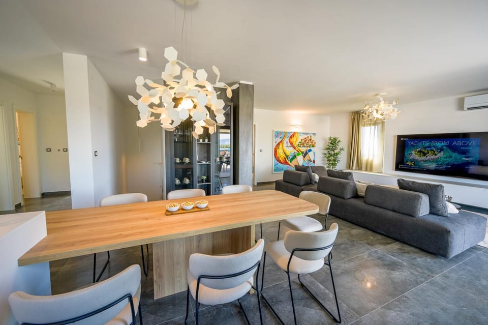 Communal lounge/ TV room, TV and multimedia, Living room, Seating area, Dining area