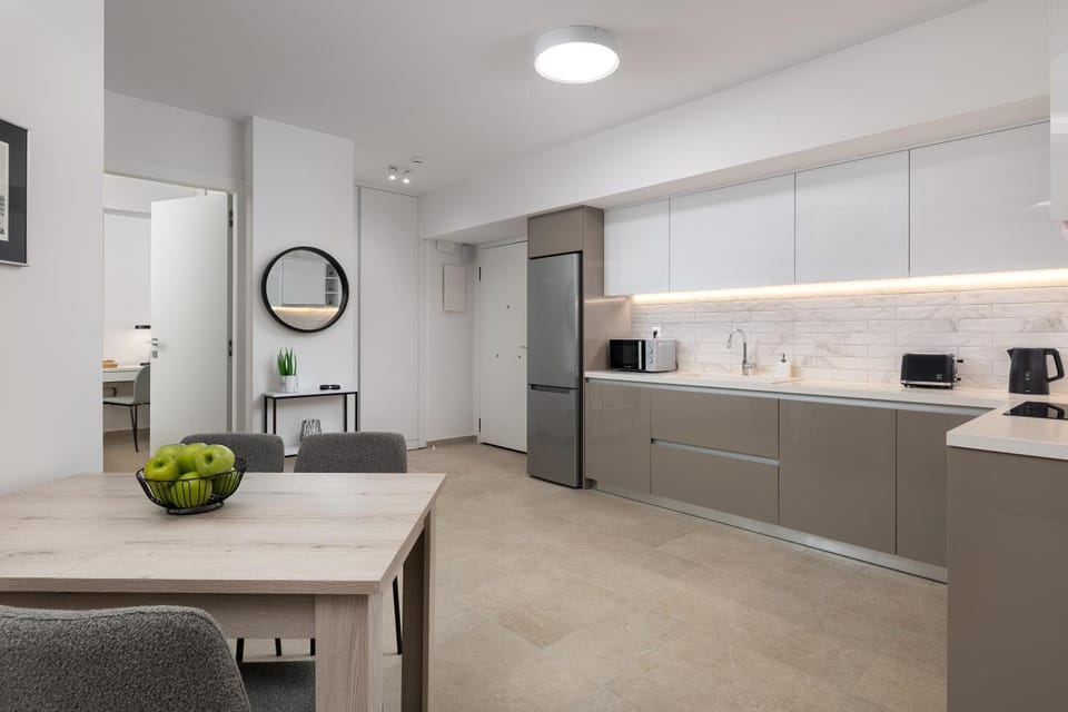 Coffee/tea facilities, Kitchen or kitchenette, Dining area, oven, stove, toaster