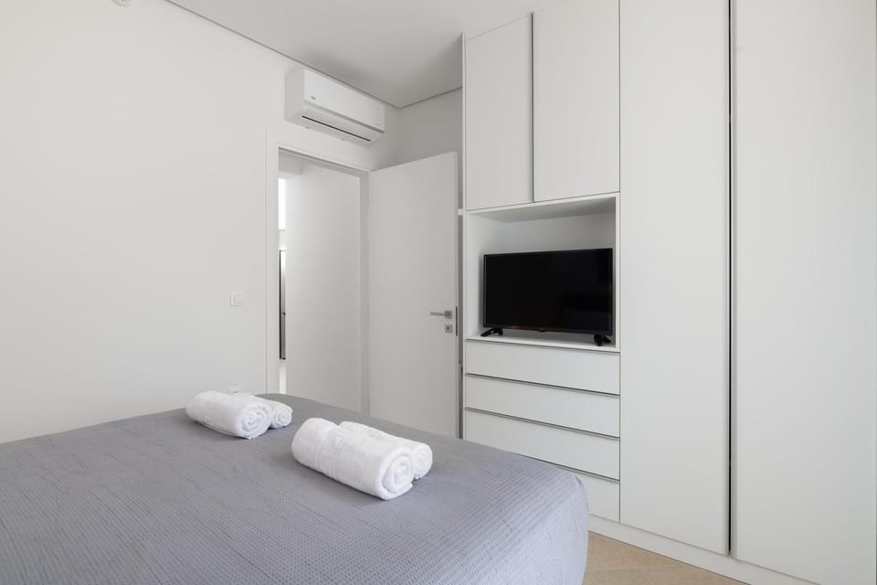 Bed, TV and multimedia, Photo of the whole room, Bedroom, towels, wardrobe