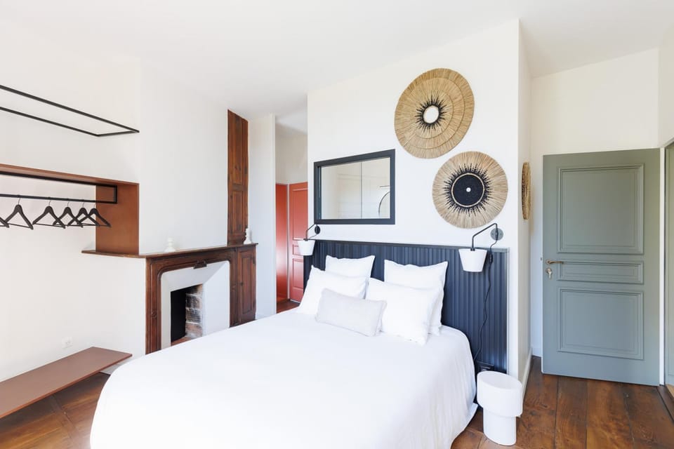 Bed, Photo of the whole room, Decorative detail, Decorative detail, Bedroom, Garden view