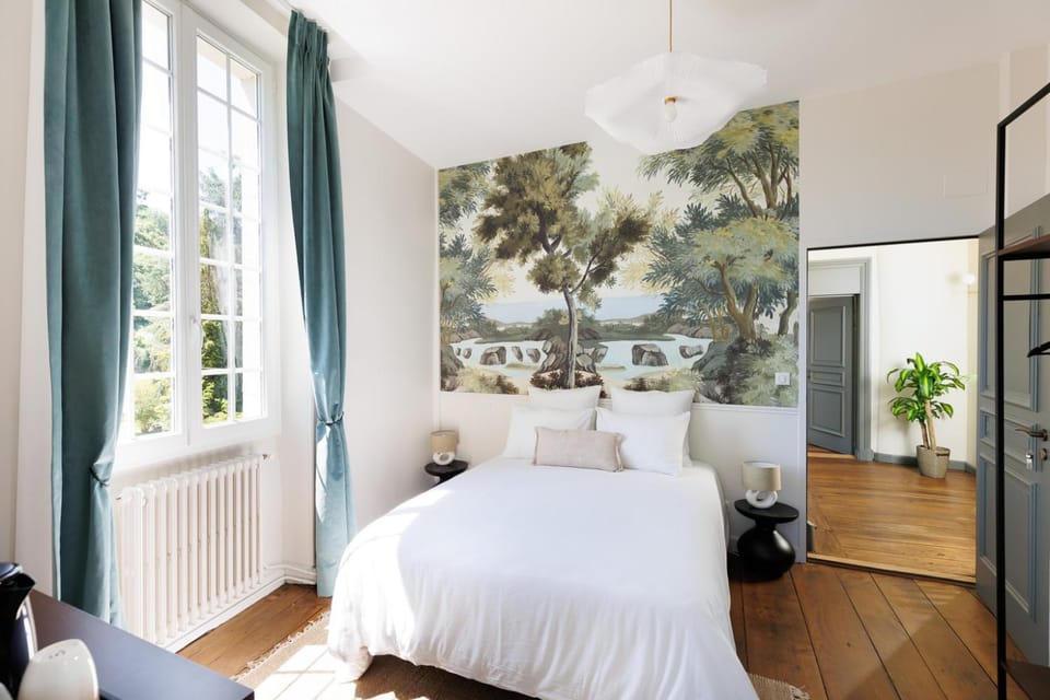 Bed, Photo of the whole room, Decorative detail, Decorative detail, Bedroom