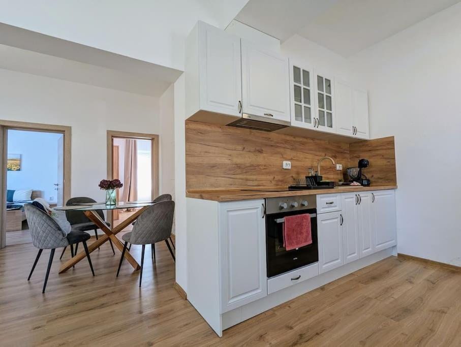 2BDRM Peaceful Escape with Free Parking Apartment in Veliko Tarnovo