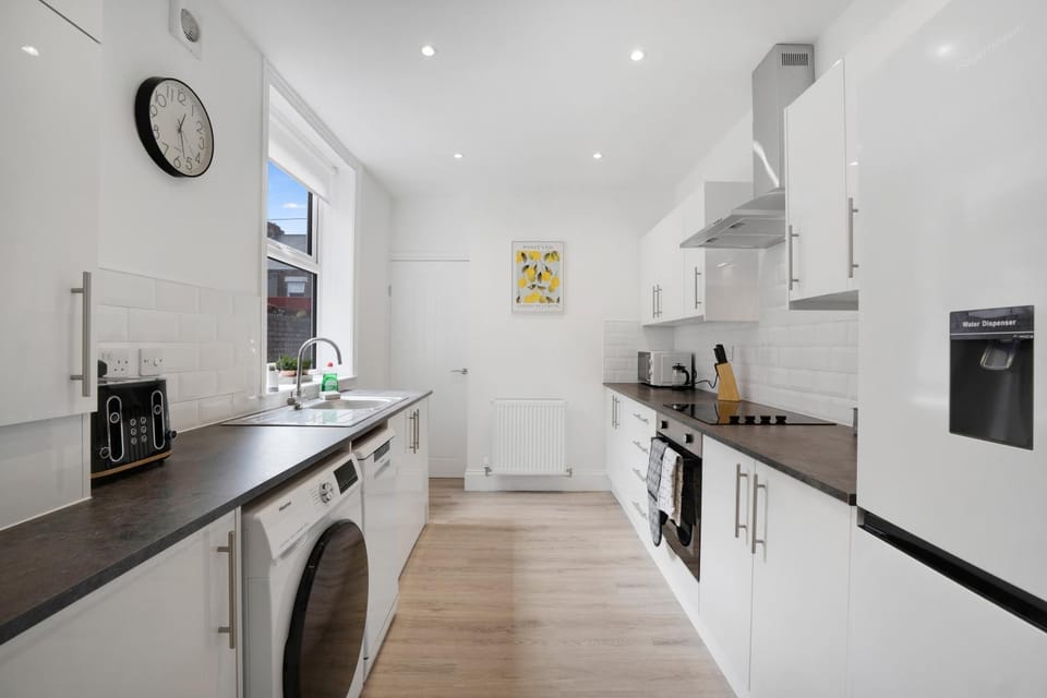 Kitchen or kitchenette, oven, stove, toaster, washing machine