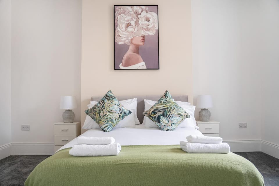Bed, Bedroom, towels