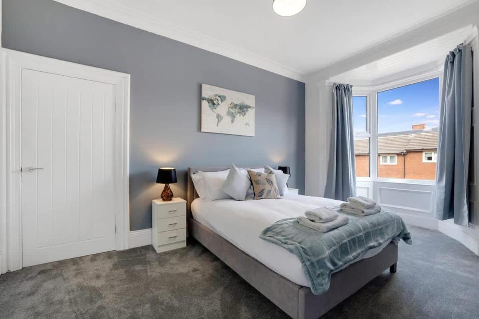 NEW! Stunning 4 Bedroom Home in South Shields by Stay With Us, Perfect for Families & Contractors!, FREE Parking! House in South Shields
