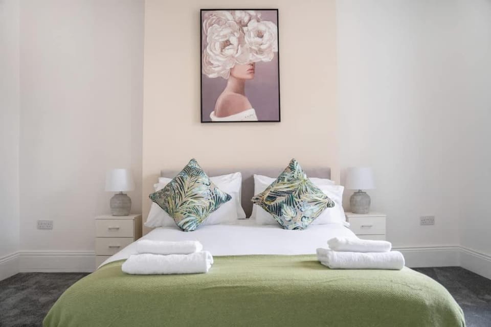 NEW! Stunning 4 Bedroom Home in South Shields by Stay With Us, Perfect for Families & Contractors!, FREE Parking! House in South Shields