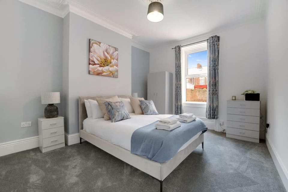 NEW! Stunning 4 Bedroom Home in South Shields by Stay With Us, Perfect for Families & Contractors!, FREE Parking! House in South Shields