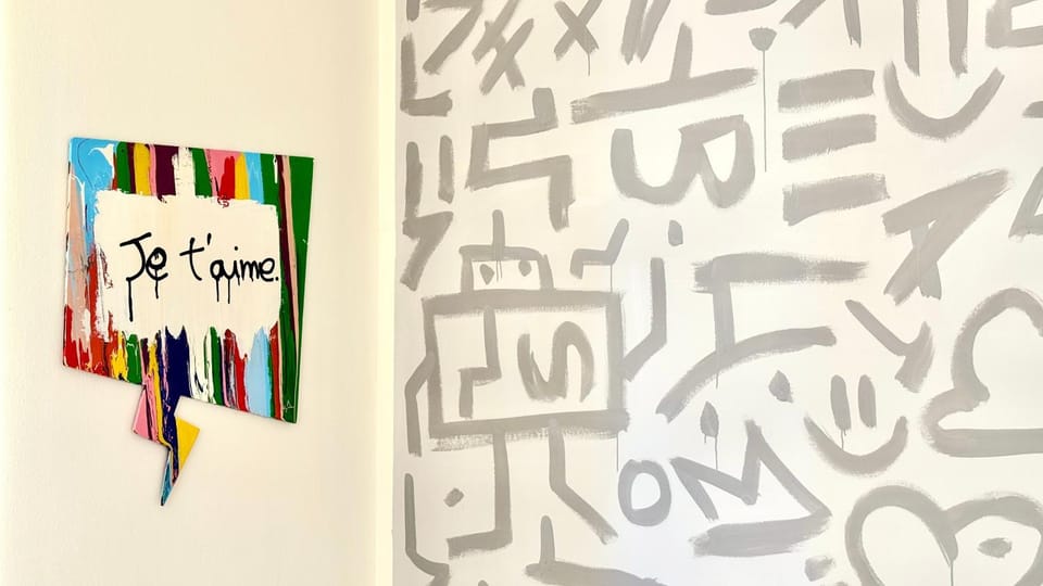 Property logo or sign, Decorative detail, Logo/Certificate/Sign, Text overlay, Certificate/Award