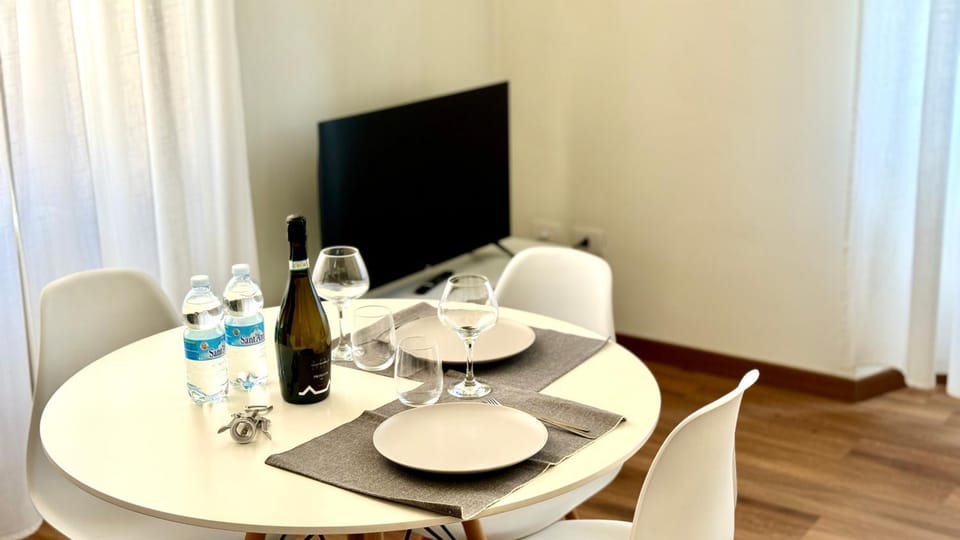 Communal lounge/ TV room, TV and multimedia, Food and drinks, Dining area, Evening entertainment, Drinks, Alcoholic drinks