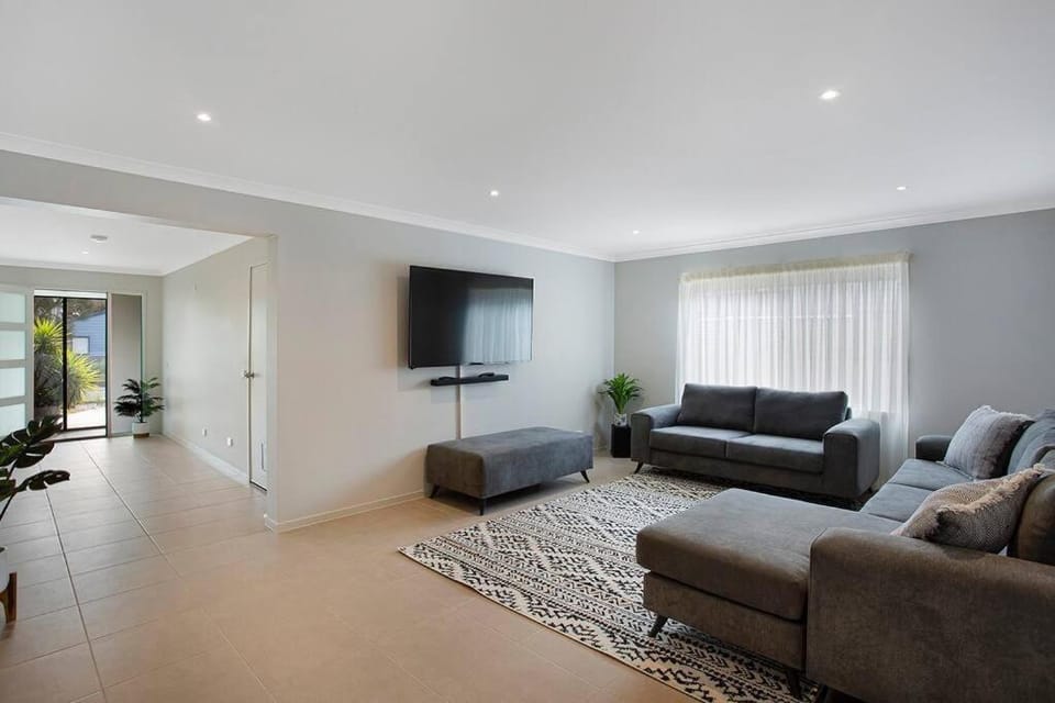 Communal lounge/ TV room, TV and multimedia, Living room, Seating area, Evening entertainment