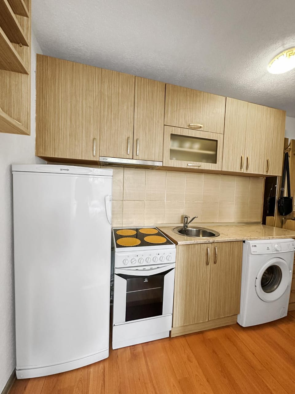 Kitchen or kitchenette, oven, washing machine
