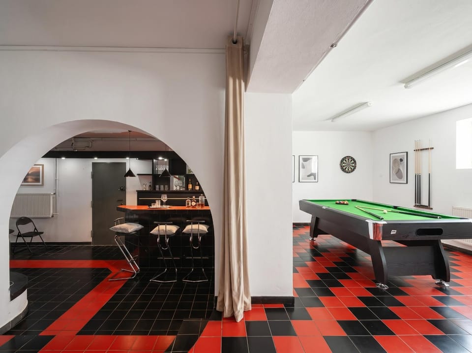 Billiard, Game Room