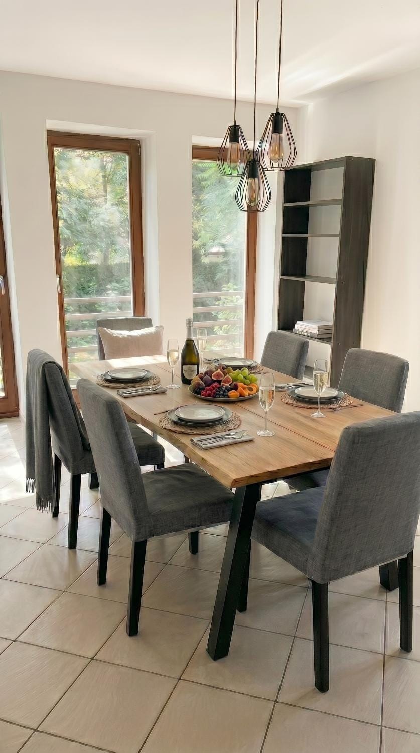 Living room, Food and drinks, Seating area, Dining area, Food