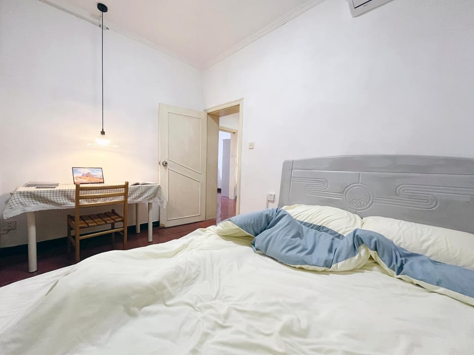 Bed, Photo of the whole room, Bedroom, towels, air conditioner