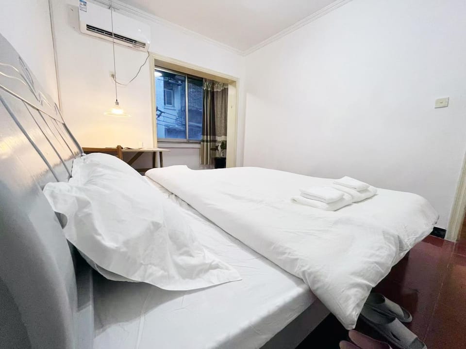 Bed, Photo of the whole room, Bedroom, towels, air conditioner