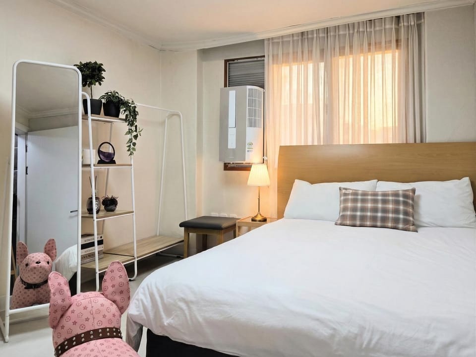 Bed, Photo of the whole room, Bedroom, wardrobe, air conditioner