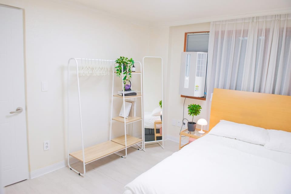 Bed, Bedroom, air conditioner
