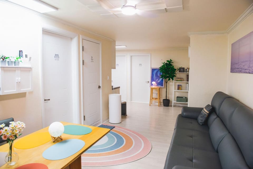 TV and multimedia, Kitchen or kitchenette, Living room, Seating area, Dining area