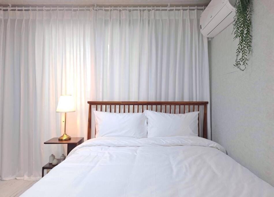 Bed, Bedroom, air conditioner