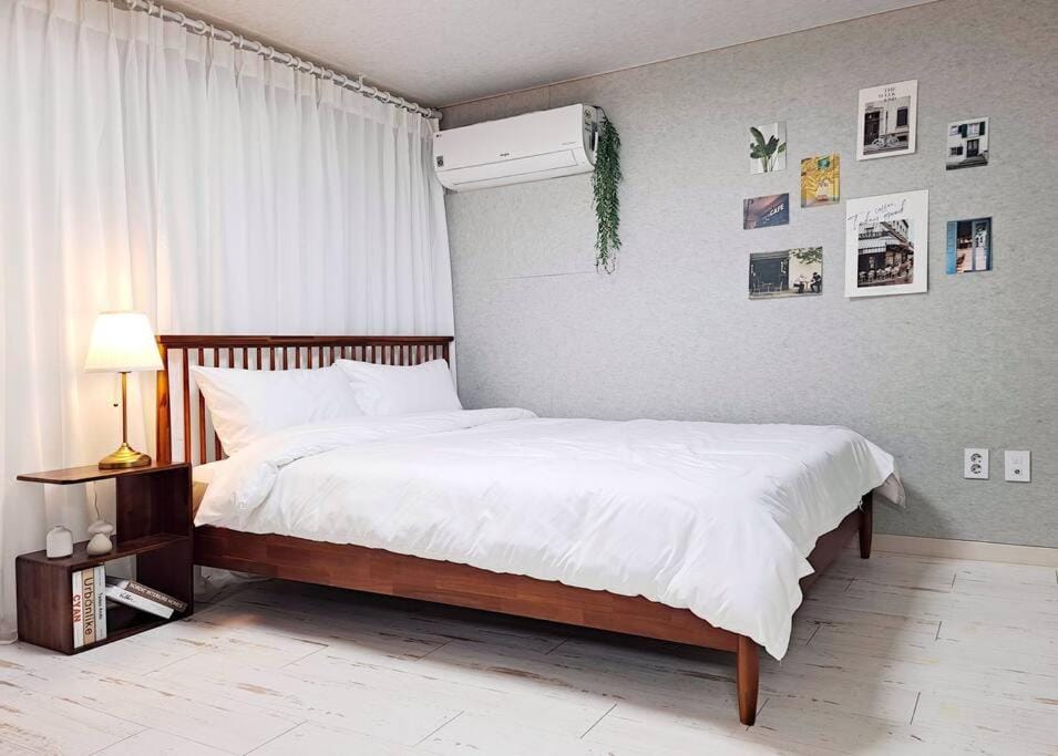 Bed, Bedroom, air conditioner