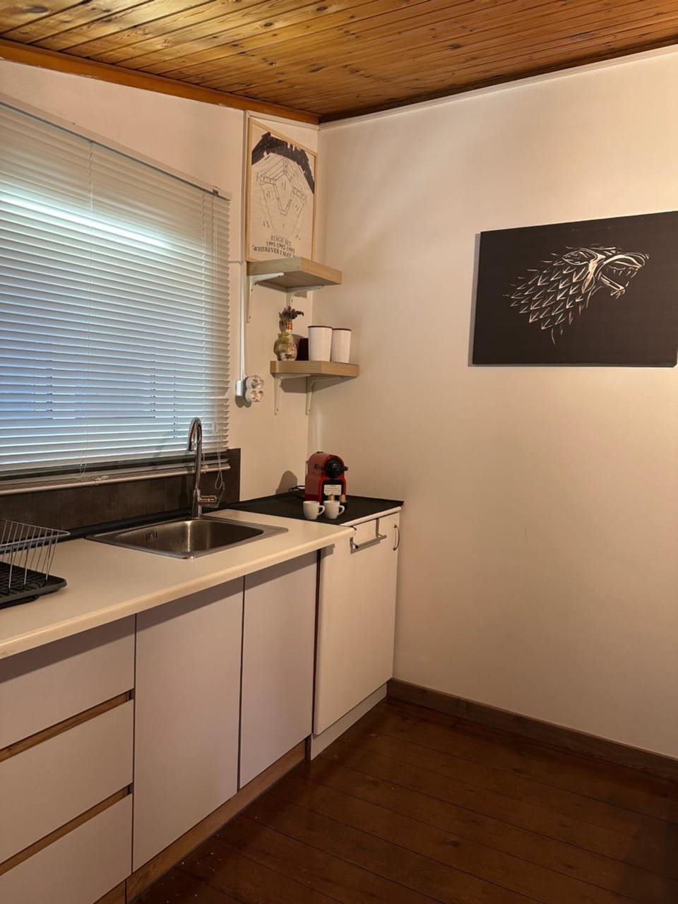 Kitchen or kitchenette, minibar