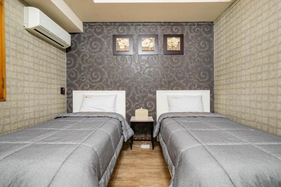 Bed, Photo of the whole room, Bedroom, air conditioner