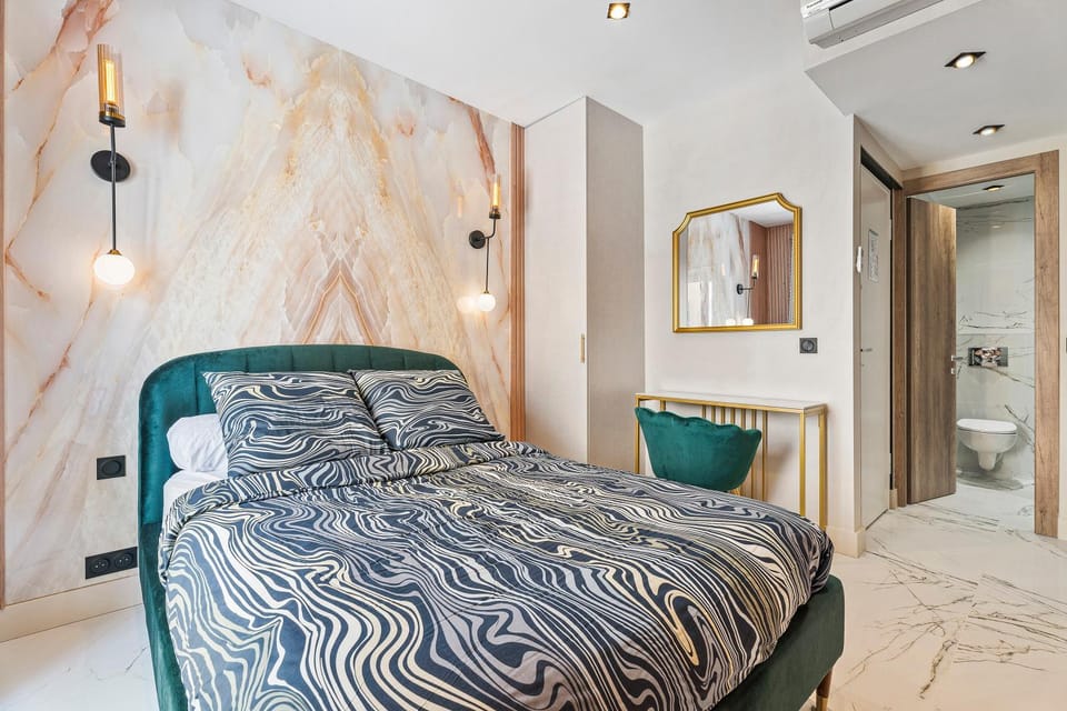 Photo of the whole room, Bedroom