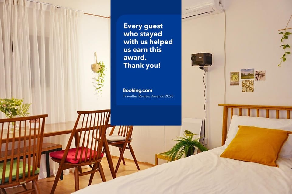 Bed, TV and multimedia, Dining area, Bedroom, Certificate/Award, air conditioner