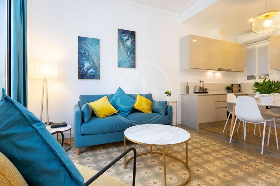 Kitchen or kitchenette, Living room, Seating area, Dining area