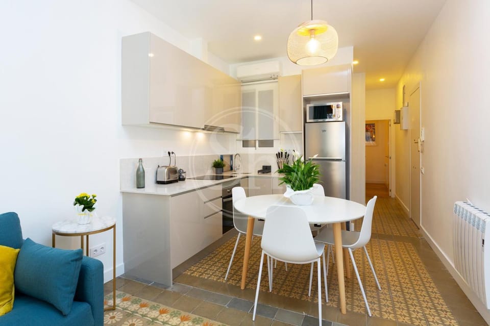 Kitchen or kitchenette, Seating area, Dining area, stove, toaster