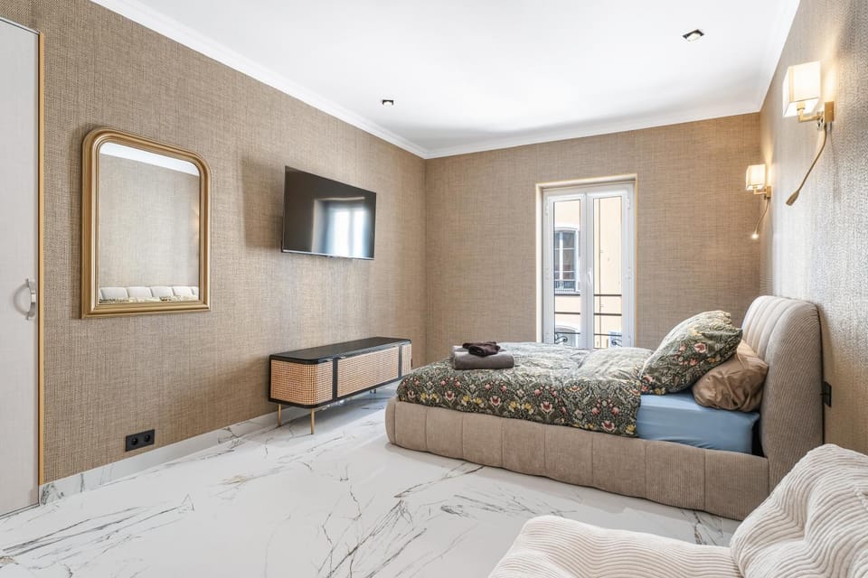 Photo of the whole room, Bedroom