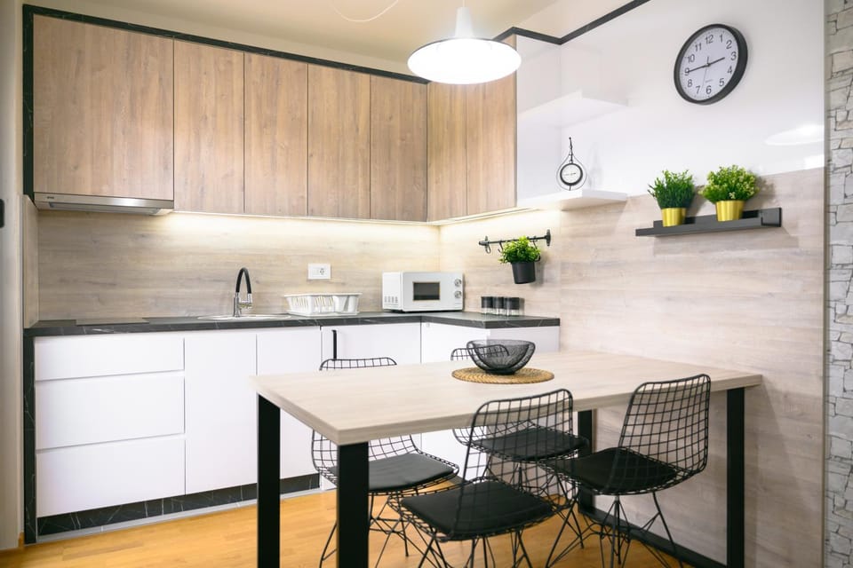 Kitchen or kitchenette, Dining area, stove