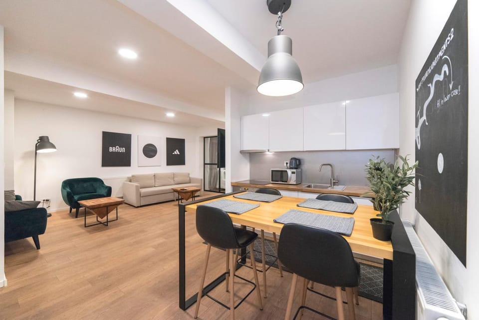 Kitchen or kitchenette, Living room, Seating area, Dining area
