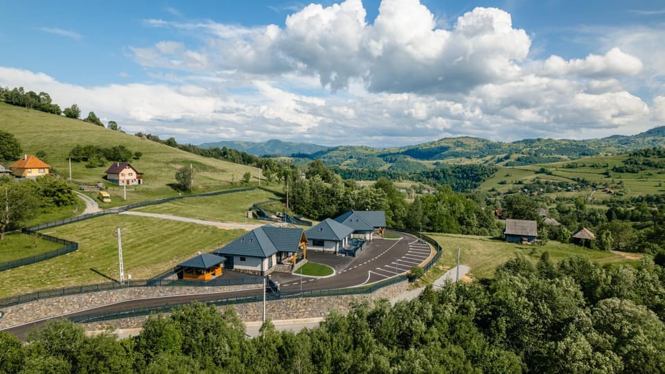 Property building, Natural landscape, Bird's eye view, Garden, Garden view, Mountain view, Parking