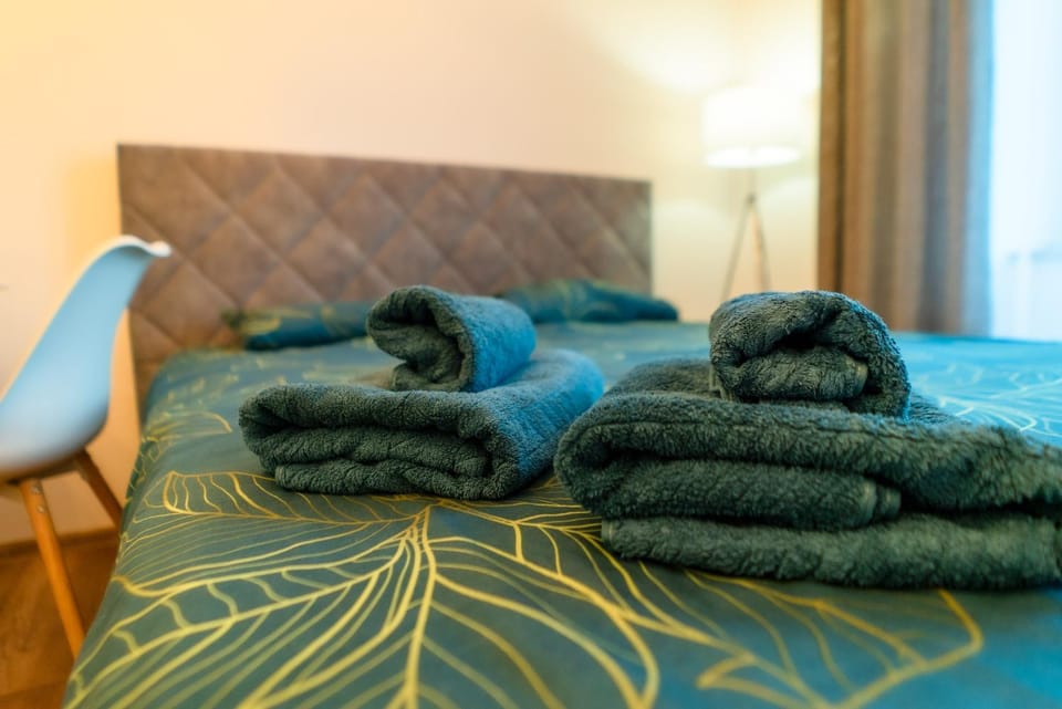 Bed, towels
