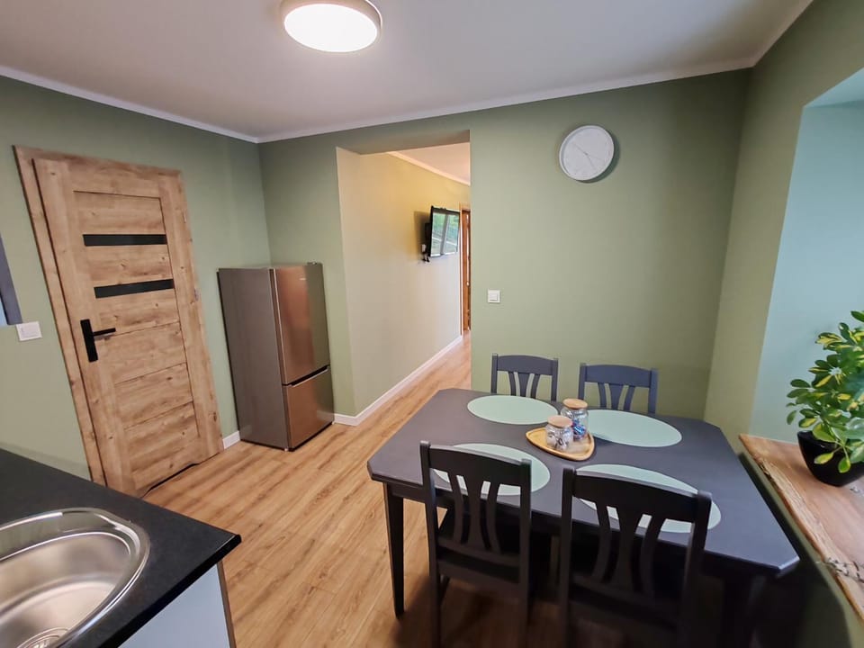 Kitchen or kitchenette, Dining area, oven