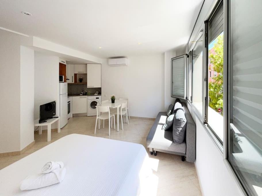 Communal lounge/ TV room, TV and multimedia, Living room, Photo of the whole room, Dining area, air conditioner