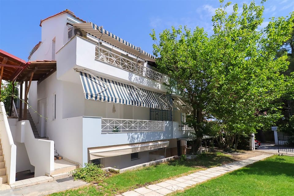 Property building, Day, Garden, Garden view