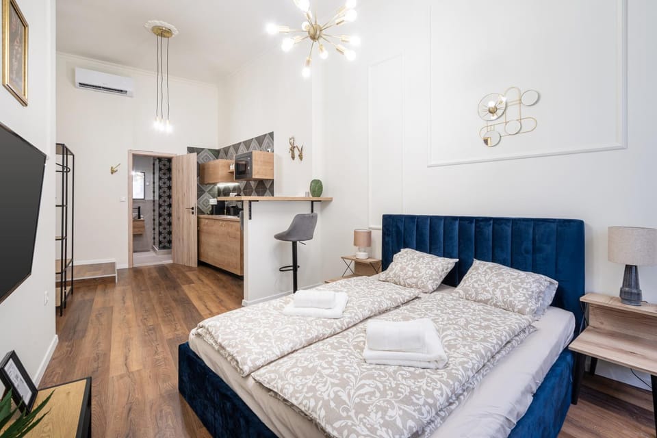Bed, Photo of the whole room, towels, air conditioner