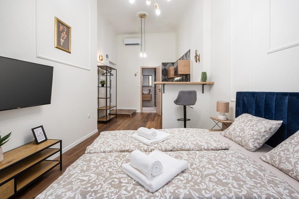 TV and multimedia, Photo of the whole room, air conditioner
