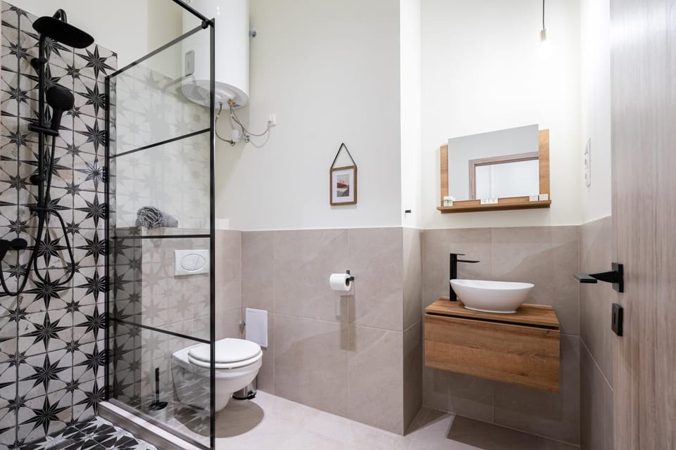 Shower, Toilet, towels