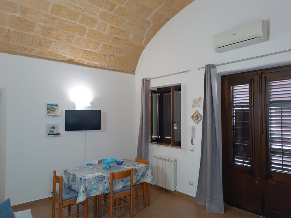 TV and multimedia, Kitchen or kitchenette, Living room, Dining area, air conditioner
