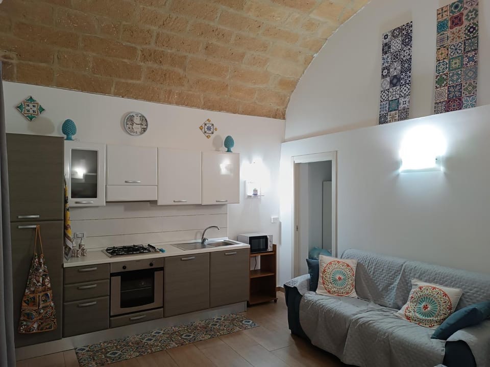 Kitchen or kitchenette, Living room, Seating area, Dining area, stove