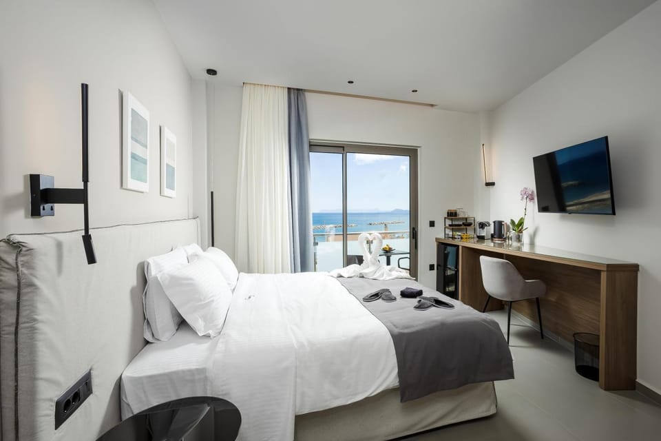 Bed, TV and multimedia, Photo of the whole room, Bedroom, Sea view