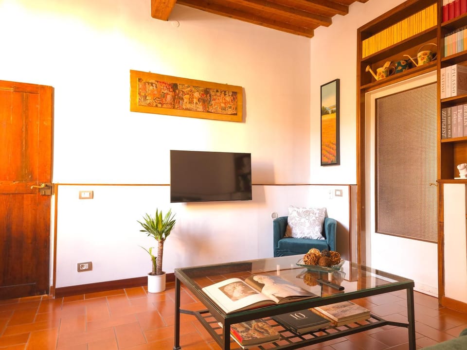 Communal lounge/ TV room, Library, TV and multimedia, Living room, Seating area, Evening entertainment, internet