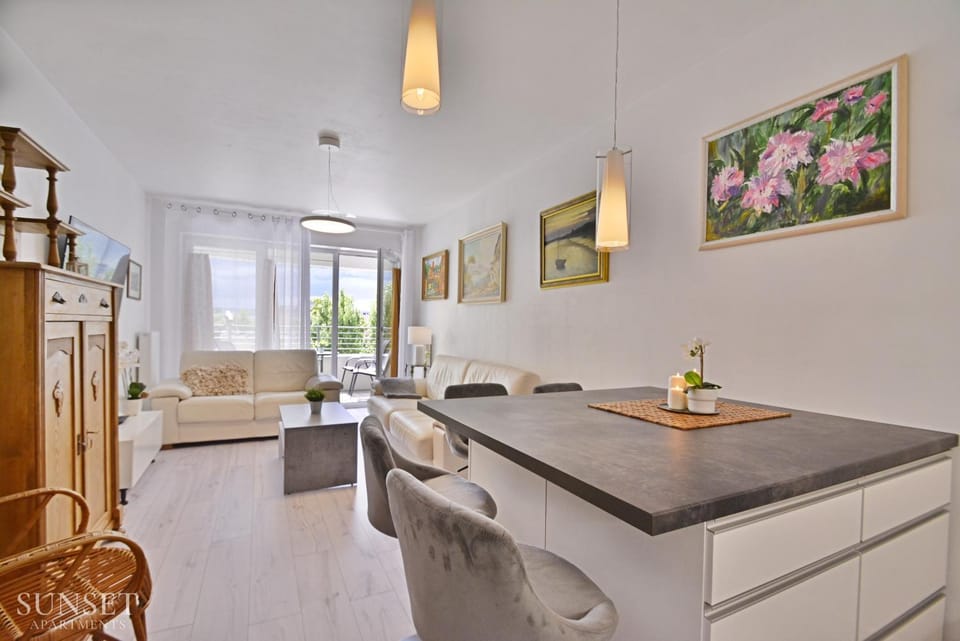 Kitchen or kitchenette, Living room, Seating area, Dining area