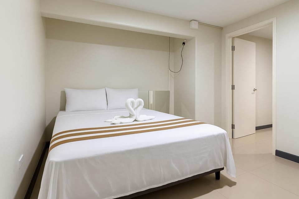 2 Bed-Sleeps 5-Private Garden-Free Parking Apartment in Portmore