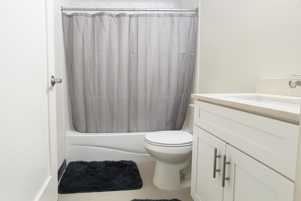 2 Bed-Sleeps 5-Private Garden-Free Parking Apartment in Portmore