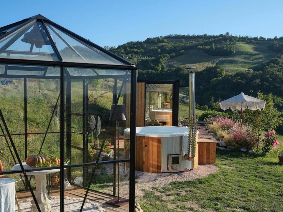 Respiro Glamping Private Retreat with Hot Tub House in Emilia-Romagna