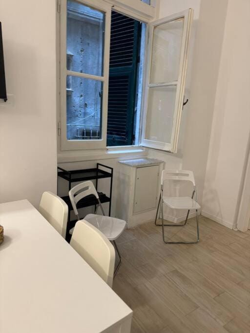 Bed, TV and multimedia, Photo of the whole room, Seating area, Dining area, Bedroom